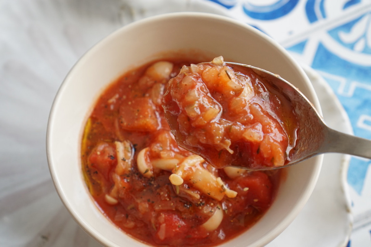 スプーンですくったトマトオニオンスープ